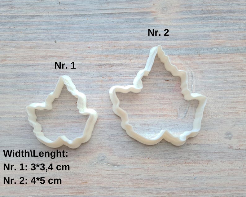 Puede incluir: Dos cortadores de galletas en forma de hoja de pl&aacute;stico blanco. El cortador m&aacute;s grande mide 10 cm de ancho por 12,7 cm de largo. El cortador m&aacute;s peque&ntilde;o mide 7,6 cm de ancho por 8,6 cm de largo.