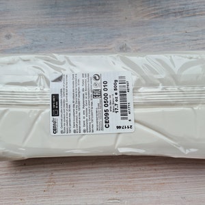 Puede incluir: Un paquete de arcilla polim&eacute;rica blanca, etiquetado como "CERNIT." El paquete contiene 500g de arcilla. La etiqueta incluye instrucciones de horneado a 130&deg;C durante un m&aacute;ximo de 30 minutos. Ideal para manualidades y modelado.