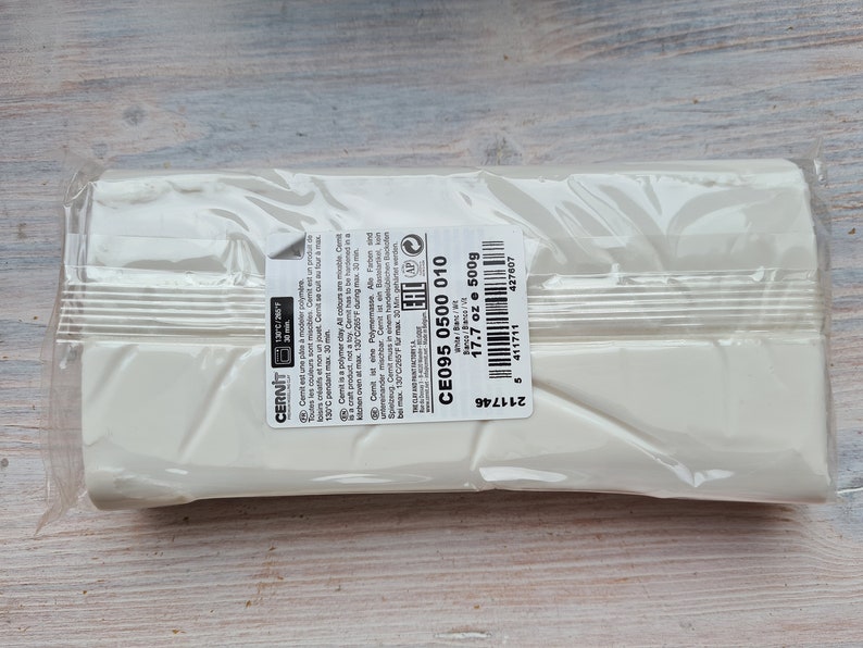 Puede incluir: Un paquete de arcilla polim&eacute;rica blanca, etiquetado como "CERNIT." El paquete contiene 500g de arcilla. La etiqueta incluye instrucciones de horneado a 130&deg;C durante un m&aacute;ximo de 30 minutos. Ideal para manualidades y modelado.