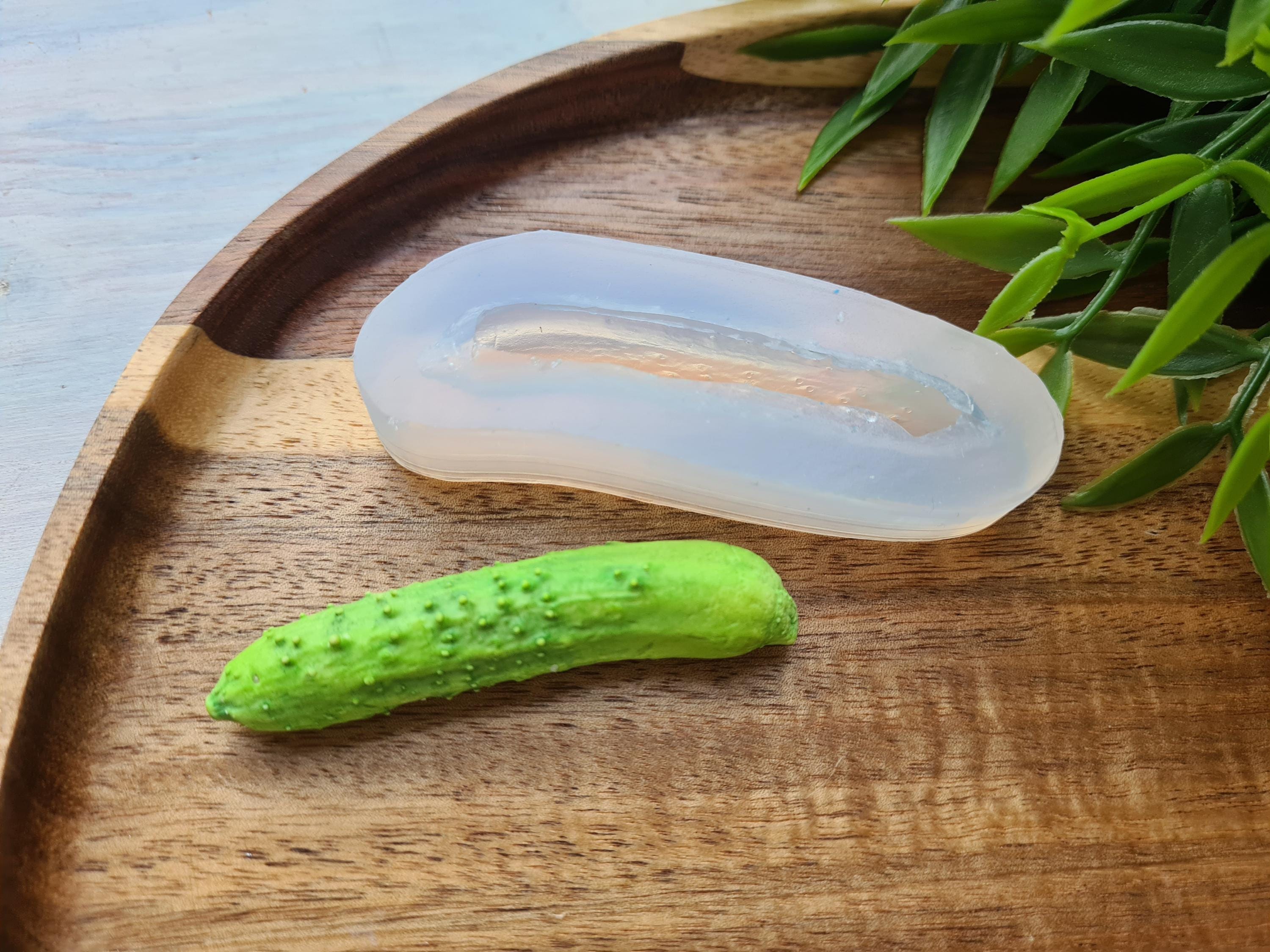 粘土きゅうり すみっコぐらし DIY】100均粘土でぺんぎん？サイズのきゅうり