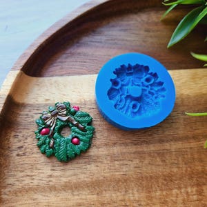 Silikonform Weihnachtskranz, ~ Ø 2,7 cm, H: 0,4 cm, Modellierwerkzeug für Accessoires, Schmuck oder Wohndeko