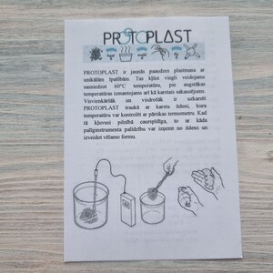 以下が含まれることがあります： 白地に黒文字とイラストが描かれた説明書。テキストには「PROTOPLAST」と記載されており、製品の使い方を説明しています。イラストには、温度計、水が入った容器、製品の一部を持った手が描かれています。