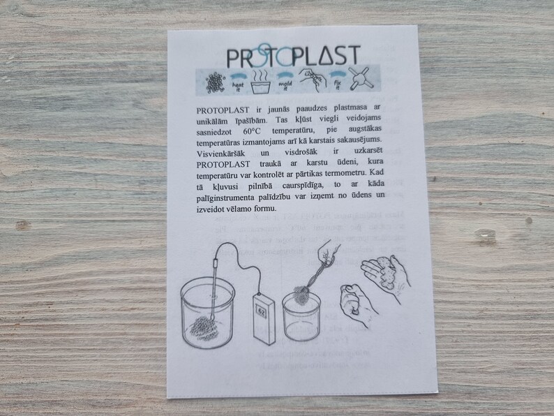 以下が含まれることがあります： 白地に黒文字とイラストが描かれた説明書。テキストには「PROTOPLAST」と記載されており、製品の使い方を説明しています。イラストには、温度計、水が入った容器、製品の一部を持った手が描かれています。