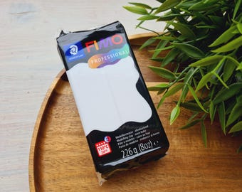 Può includere: Una confezione di argilla da modellare FIMO Professional bianca, 226 g (8 oz), con confezione bianca e nera. La confezione include il logo Staedtler e le istruzioni per la cottura in forno a 110°C (230°F).