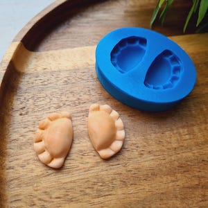 Silicone mold of Dumpling, 1:6 scale, style 1, 2 elements, ~ 1.5*2.5 cm, H;0.7 cm, Resin, Fondant,Miniature Food,DIY Crafts,Cake Decorations