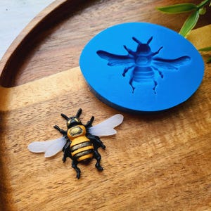 Silicone mold of Bee, style 1, ~ 3.5*5.3 cm, H:0.6 cm, Detailed Insect Mold for Polymer Clay, Resin, Miniatures, Cake Decorating, DIY Crafts