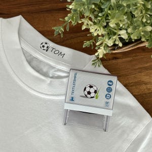 Timbro per tessuto per bambini con motivo calcio e personalizzazione (47 x 18 mm)