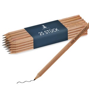 Op de afbeelding: Een pak van 25 houten potloden met een blauw label waarop "25 STÜCK" staat. Eén potlood steekt uit het pak en heeft de tekst "IHR WUNSCHTEXT" erop gegraveerd.