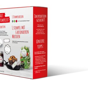 K&ouml;nnte beinhalten: Eine rot-wei&szlig;e Box mit den Worten "Inhalt Stempelset" und "Inspiration Gesucht?" darauf. Die Box enth&auml;lt ein Set mit 12 Etiketten, 1 Stempelkissen und 1 Stempel mit 6 verschiedenen Designs. Die Box enth&auml;lt auch Anweisungen zur Verwendung der Stempel.