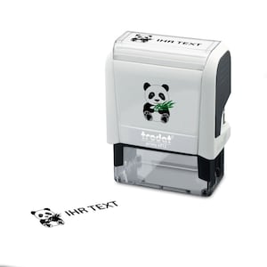 Puede incluir: Sellos de tinta automática blancos con un diseño de panda blanco y negro sosteniendo un brote de bambú verde. El sello dice "trodat printy 4912" y "IHR TEXT" en texto negro.