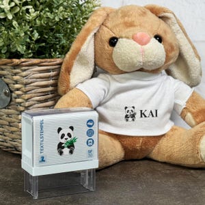 Timbro per tessuti per bambini con motivo panda e personalizzazione (47 x 18 mm)