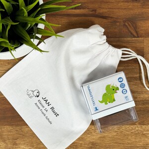 Timbro tessile per bambini con motivo Dinosaur02 e personalizzazione (47 x 18 mm)