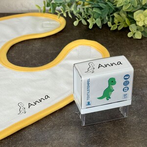 Timbro tessile per bambini con motivo Dinosaur03 e personalizzazione (47 x 18 mm)