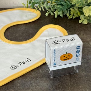 Timbro per tessuto per bambini con motivo zucca e personalizzazione (47 x 18 mm)