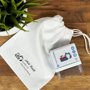 Timbro su tessuto per bambini con motivo escavatore e personalizzazione (47 x 18 mm)