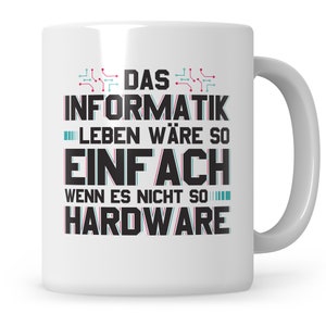 Könnte beinhalten: Weiße Keramiktasse mit schwarzem Text, der "Das Informatik Leben wäre so Einfach wenn es nicht so Hardware" lautet.