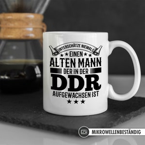 DDR Opa Tasse, Opa Geschenk, Unterschätze niemals einen alten Mann der in der DDR aufgewachsen ist, Ossi Kaffeetasse, Humor Witz Lustig Bild 4