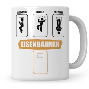 Könnte beinhalten: Weiße Keramiktasse mit einer schwarz-weißen Illustration von schlafenden Personen, die verschiedene Berufe repräsentieren. Der Text "INGENIEUR", "LEHRER", "POLITIKER" und "EISENBAHNWER" ist auf die Tasse gedruckt.