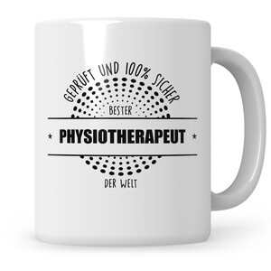 Könnte beinhalten: Weiße Keramiktasse mit schwarzem Text, der in einem Kreis mit Punkten "Geprüft und 100% sicher bester Physiotherapeut der Welt" lautet.