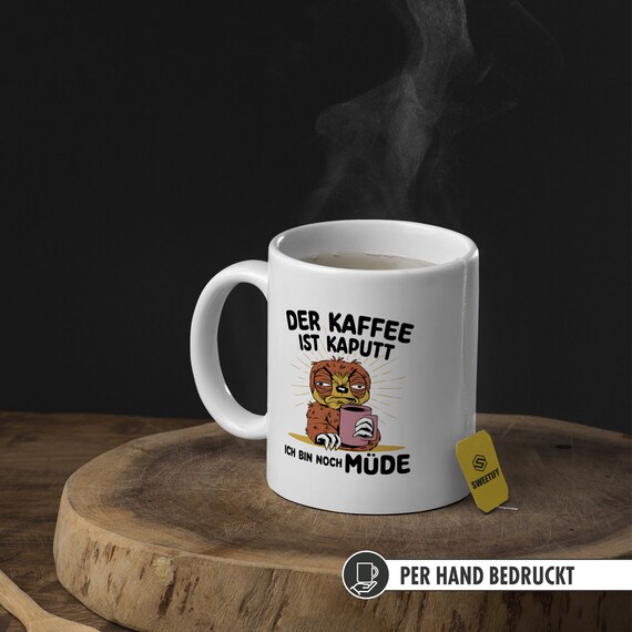 Faultier Tasse „Der Kaffee Ist Kaputt! Ich Bin Noch Müde“ – Lustiger Spruch, 330 Ml – Geschenk Für Kollegen, Chef & Kaffeeliebhaber
