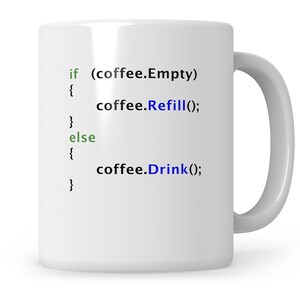 Könnte beinhalten: Eine weiße Keramik-Kaffeetasse mit einem humorvollen Programmiercode darauf gedruckt. Der Code lautet: "if (coffee.Empty) { coffee.Refill(); } else { coffee.Drink(); }"