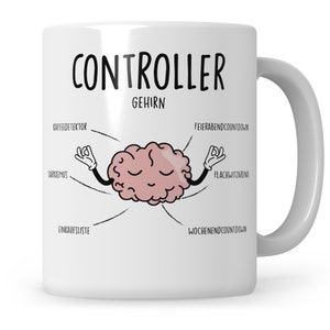 Könnte beinhalten: Weiße Keramiktasse mit einer Cartoon-Gehirnillustration. Das Gehirn hat Arme und Beine und befindet sich in einer entspannten Pose. Der Text "CONTROLLER GEHIRN" befindet sich oben auf der Tasse. Das Gehirn hat verschiedene Funktionen, die um es herum beschriftet sind, darunter "Kaffeedetektor", "Sarkasmus", "Einkaufsliste", "Wochenendcountdown", "Feierabendcountdown" und "Flachwitzarena".