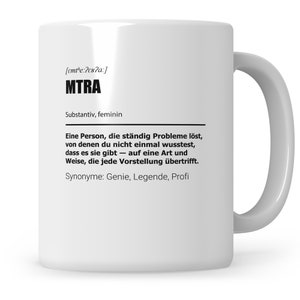 Könnte beinhalten: Weiße Keramiktasse mit einem schwarz-weißen Design. Die Tasse zeigt das Wort "MTRA" mit einer Definition auf Deutsch. Die Definition lautet: "[emthe:?єва:] MTRA Substantiv, feminin Eine Person, die ständig Probleme löst, von denen du nicht einmal wusstest, dass es sie gibt - auf eine Art und Weise, die jede Vorstellung übertrifft. Synonyme: Genie, Legende, Profi"
