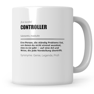 Könnte beinhalten: Weiße Keramiktasse mit einem schwarz-weißen Design. Die Tasse zeigt das Wort "CONTROLLER" in Fettdruck, darunter eine Definition in Deutsch. Die Definition lautet: "[kon trǝle] Substantiv, maskulin Eine Person, die ständig Probleme löst, von denen du nicht einmal wusstest, dass es sie gibt - auf eine Art und Weise, die jede Vorstellung übertrifft. Synonyme: Genie, Legende, Profi"