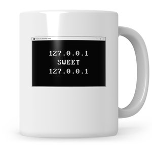 Könnte beinhalten: Weiße Keramiktasse mit einem Schwarzweißbild eines Computerbildschirms, auf dem der Text "127.0.0.1 SWEET 127.0.0.1" angezeigt wird.