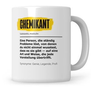 Könnte beinhalten: Weiße Keramiktasse mit einem schwarzen und gelben Design. Die Tasse zeigt das Wort "CHEMIKANT" in Gelb mit schwarzem Umriss. Der Text unter dem Wort lautet "Substantiv, maskulin" und enthält eine Definition des Wortes auf Deutsch.