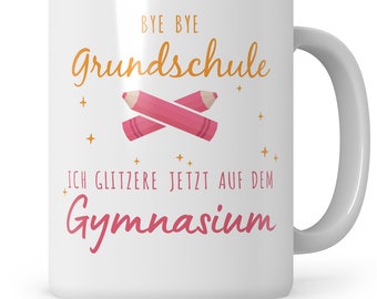 Könnte beinhalten: Weiße Keramik-Kaffeetasse mit einem pink-orangenen Design. Die Tasse hat den Text "Bye Bye Grundschule Ich glitzere jetzt auf dem Gymnasium" aufgedruckt.