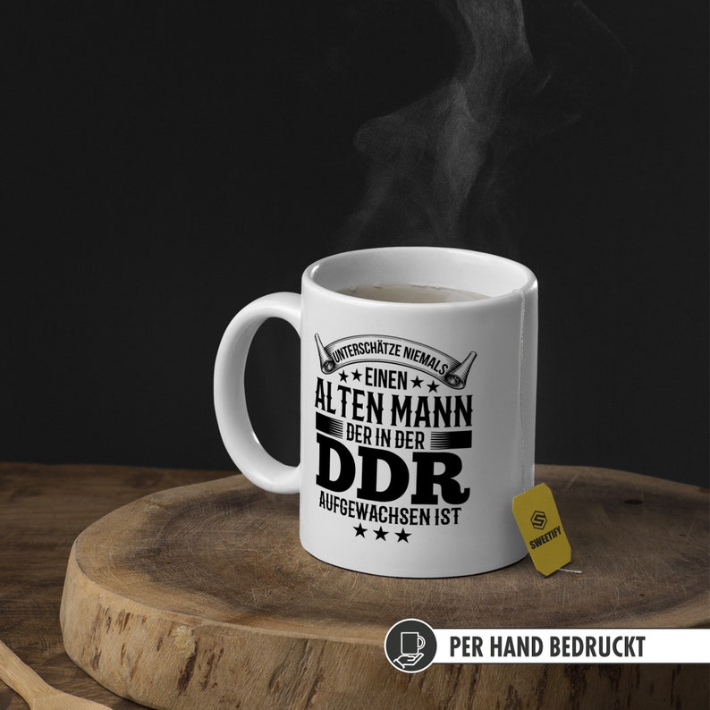 DDR Opa Tasse, Opa Geschenk, Unterschätze niemals einen alten Mann der in der DDR aufgewachsen ist, Ossi Kaffeetasse, Humor Witz Lustig Bild 6