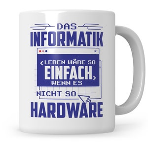Könnte beinhalten: Weiße Keramiktasse mit einer blauen Grafik, auf der "DAS INFORMATIK <LEBEN WÄRE SO EINFACH, WENN ES NICHT SO HARDWARE>" steht.