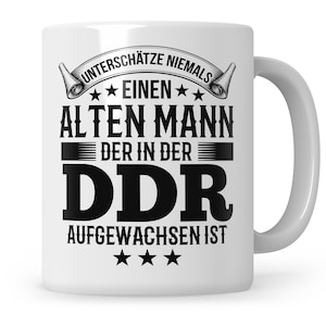 DDR Opa Tasse, Opa Geschenk, Unterschätze niemals einen alten Mann der in der DDR aufgewachsen ist, Ossi Kaffeetasse, Humor Witz Lustig Bild 1