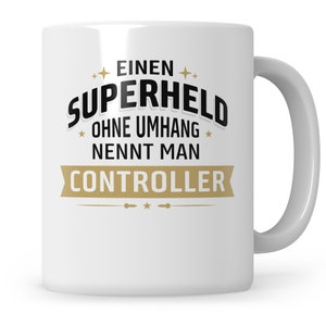 Könnte beinhalten: Weiße Keramiktasse mit schwarzem Text, der "Einen Superheld ohne Umhang nennt man Controller" lautet.
