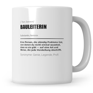 Könnte beinhalten: Eine weiße Keramiktasse mit einem schwarz-weißen Design. Die Tasse zeigt das Wort "BAULEITERIN" in Fettdruck, mit einer phonetischen Aussprachehilfe und einer Definition auf Deutsch. Die Definition beschreibt eine Person, die Probleme auf einzigartige und beeindruckende Weise löst. Der Text enthält auch Synonyme für das Wort, wie "Genie", "Legende" und "Profi".