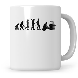 Könnte beinhalten: Weiße Keramiktasse mit einer schwarzen Grafik, die die menschliche Evolution zeigt, die in einer Person gipfelt, die an einem Heizkörper arbeitet. Ein humorvolles Design.