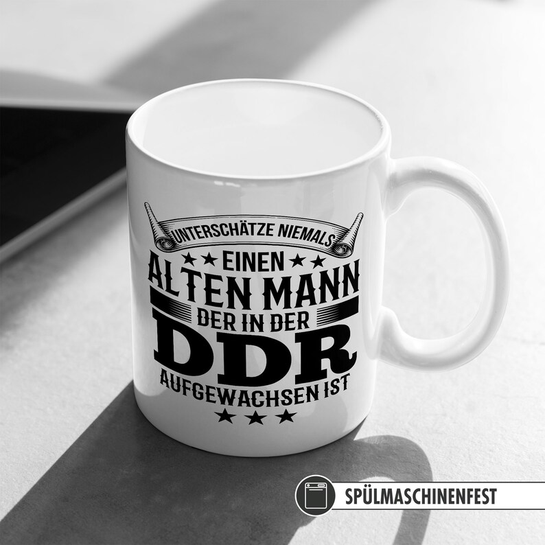 DDR Opa Tasse, Opa Geschenk, Unterschätze niemals einen alten Mann der in der DDR aufgewachsen ist, Ossi Kaffeetasse, Humor Witz Lustig Bild 3