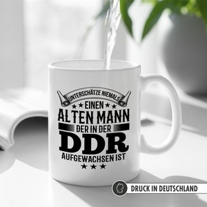 DDR Opa Tasse, Opa Geschenk, Unterschätze niemals einen alten Mann der in der DDR aufgewachsen ist, Ossi Kaffeetasse, Humor Witz Lustig Bild 2