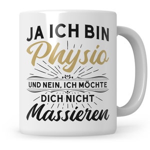 Könnte beinhalten: Weißer Keramikbecher mit gebogenem Henkel. Der Becher hat schwarzen und goldenen Text, der lautet: "JA ICH BIN Physio UND NEIN, ICH MÖCHTE DICH NICHT Massieren". Das Wort "Physio" ist in goldener Schrift geschrieben.