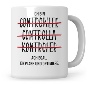 Könnte beinhalten: Weiße Keramiktasse mit schwarzem Text, der "Ich bin Controwler, Controlla, Kontroller. Ach egal, ich plane und optimiere." lautet.