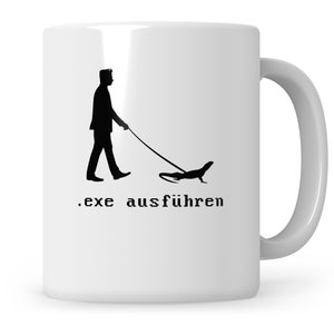Könnte beinhalten: Weiße Keramiktasse mit einer schwarzen Silhouette einer Person, die einen Leguan an der Leine spazieren führt. Der Text '.exe ausführen' ist unter dem Bild gedruckt.