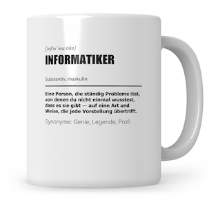 Könnte beinhalten: Weiße Keramiktasse mit einem schwarz-weißen Design. Die Tasse zeigt das Wort "INFORMATIKER" mit einer Definition auf Deutsch. Der Text lautet: "[mfor ma:tike] INFORMATIKER Substantiv, maskulin Eine Person, die ständig Probleme löst, von denen du nicht einmal wusstest, dass es sie gibt - auf eine Art und Weise, die jede Vorstellung übertrifft. Synonyme: Genie, Legende, Profi"