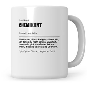 Könnte beinhalten: Weiße Keramiktasse mit einem schwarz-weißen Design. Die Tasse zeigt das Wort "CHEMIKANT" mit einer Definition auf Deutsch. Die Definition lautet: "[çemi 'kant] Substantiv, maskulin Eine Person, die ständig Probleme löst, von denen du nicht einmal wusstest, dass es sie gibt - auf eine Art und Weise, die jede Vorstellung übertrifft. Synonyme: Genie, Legende, Profi"
