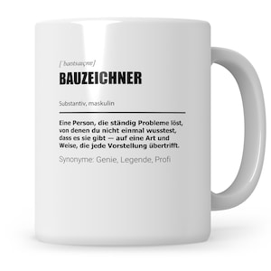 Könnte beinhalten: Eine weiße Keramiktasse mit einem schwarz-weißen Design. Die Tasse zeigt das Wort "BAUZEICHNER" in Fettdruck, gefolgt von der Definition: "Eine Person, die ständig Probleme löst, von denen du nicht einmal wusstest, dass es sie gibt - auf eine Art und Weise, die jede Vorstellung übertrifft." Der Text enthält auch das Wort "Substantiv, maskulin" und "Synonyme: Genie, Legende, Profi".