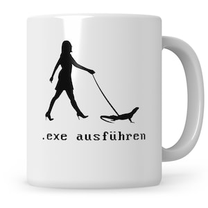 Könnte beinhalten: Weiße Keramiktasse mit einer schwarzen Silhouette einer Frau, die einen Eidechsen an der Leine spazieren führt. Der Text '.exe ausführen' ist unter dem Bild gedruckt.