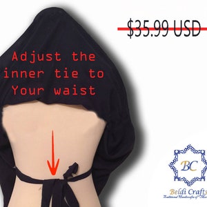 Może przedstawiać: Czarna sp&oacute;dnica oł&oacute;wkowa z wiązaniem z tyłu. Na sp&oacute;dnicy nadrukowany jest tekst "Adjust the inner tie to your waist". Cena wynosi 35,99 &euro;.