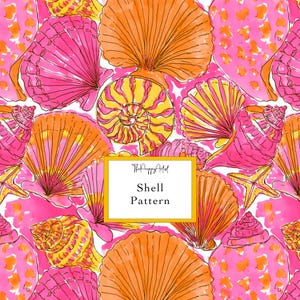 Puede incluir: Un patrón repetitivo de varias conchas marinas y una estrella de mar en tonos vibrantes de rosa fuerte, naranja y amarillo. Una etiqueta rectangular blanca central con borde dorado presenta el texto negro ThePreppyArtist Shell Pattern.