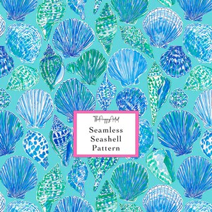 Könnte beinhalten: Ein nahtloses Muster mit verschiedenen Muscheln in Blau-, Türkis- und Grüntönen auf helltürkisfarbenem Hintergrund. Ein zentrales weißes Rechteck mit rosa Rand enthält den Text ThePreppyArtist Seamless Seashell Pattern.