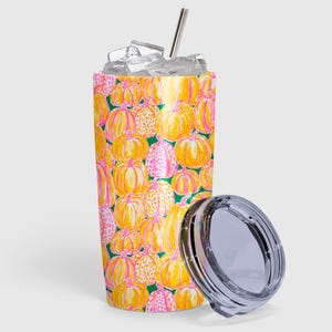 Pu&ograve; includere: Un bicchiere cilindrico in acciaio inossidabile con un vivace motivo di zucche gialle e arancioni con accenti rosa su sfondo verde scuro. Il bicchiere &egrave; riempito di cubetti di ghiaccio e include una cannuccia in metallo argentato e un coperchio.